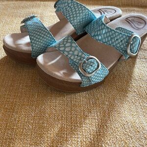 Dansko size 37(equivalent to 6.5-7) barely worn🤍